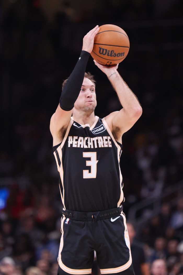 刀刀致命！肯纳德第三节三分球4中4独得12分 老鹰领先勇士16分